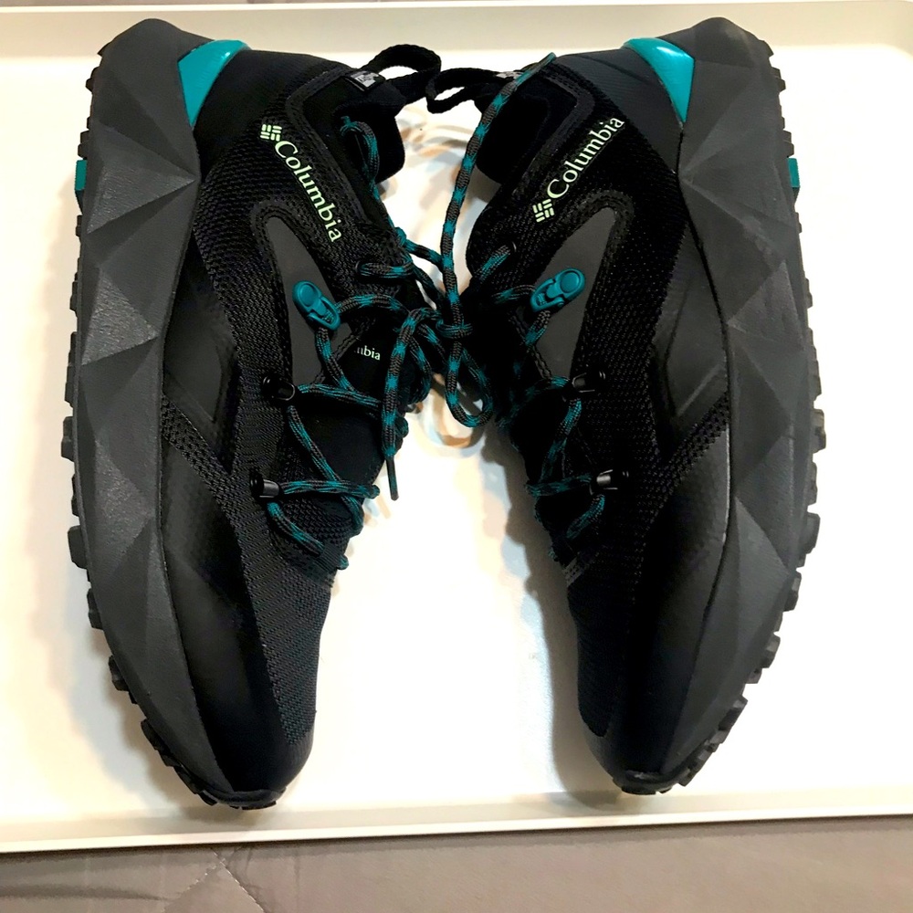 NWOT Columbia Women's Facet 60 Low Outdry, Black/Teal size size 9